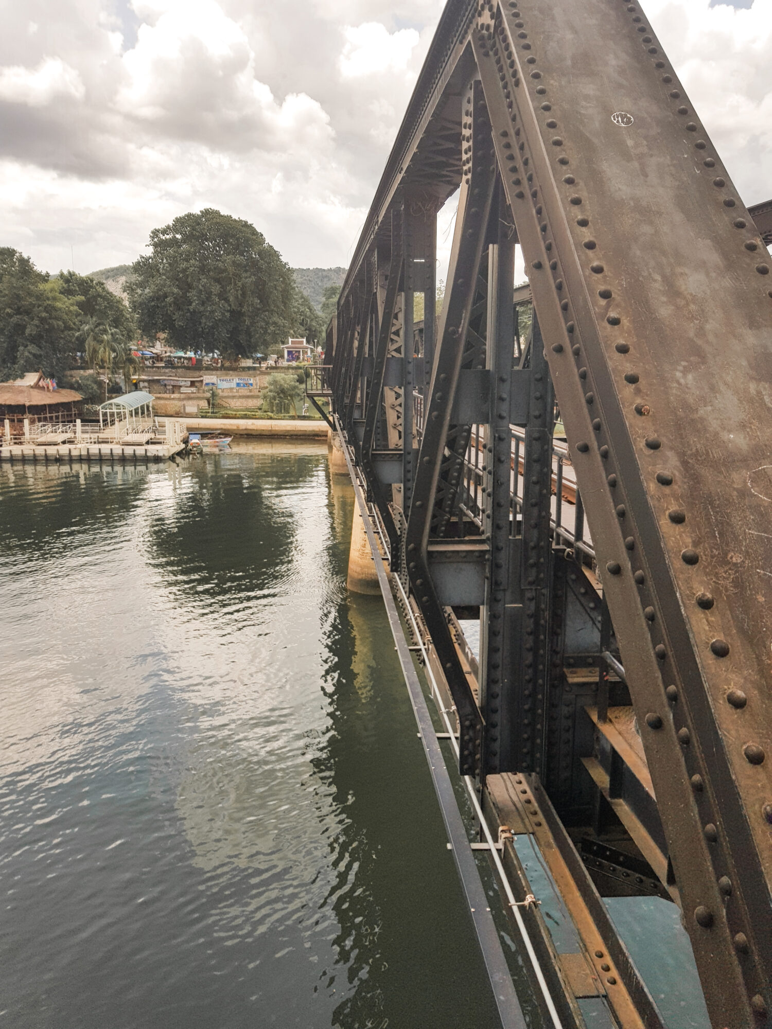Brug-over-rivier-Kwai-Kanchanaburi-Thailand