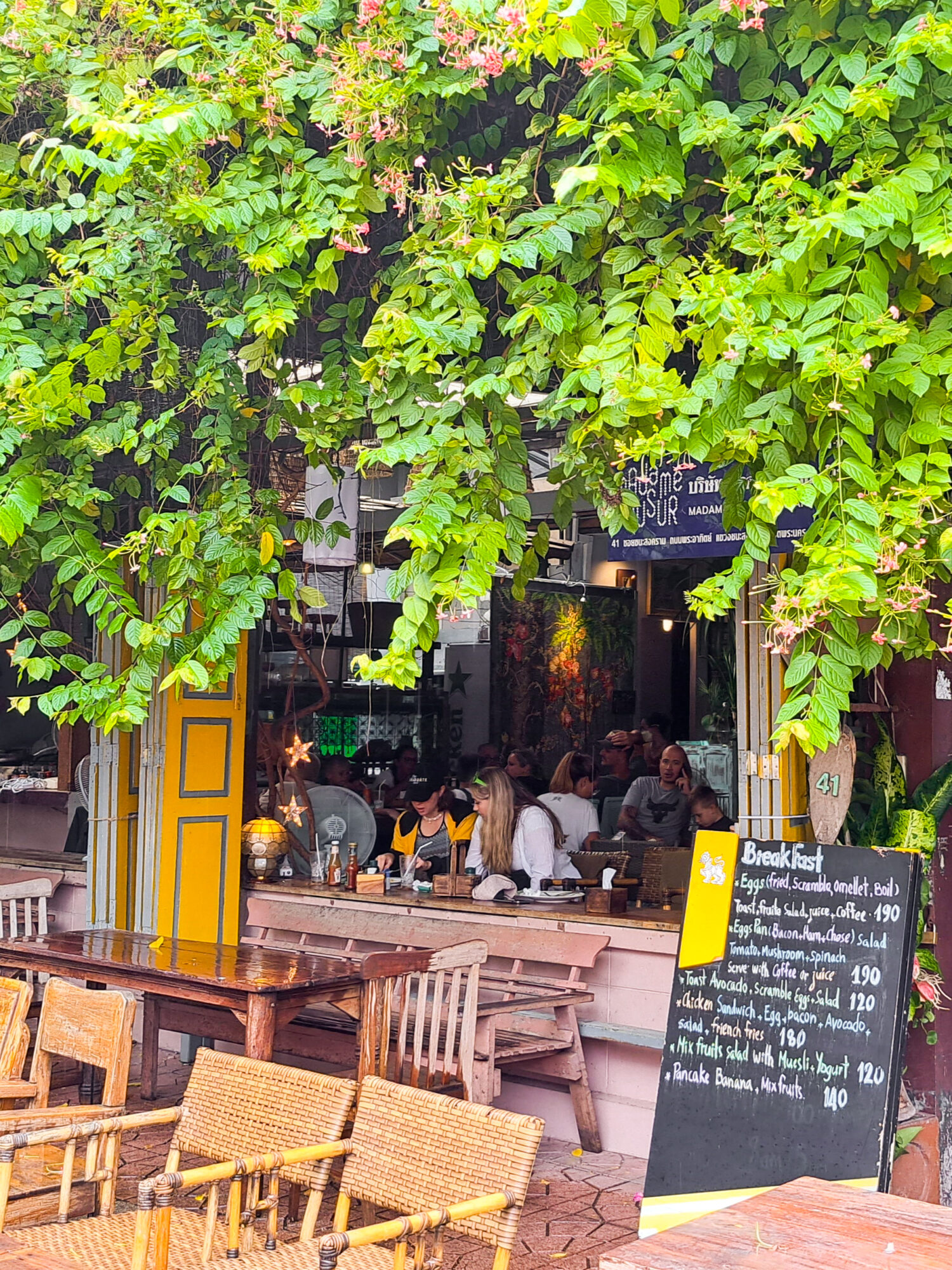 Madame Musur, Bangkok, Voedselvergiftiging